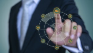 Touch Screen mit Mann in Anzug