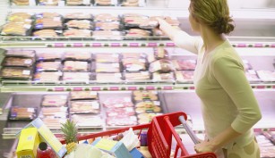 Junge Frau im Supermarkt