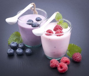 Joghurtspeise mit Früchten